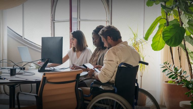 Descubra como funciona o auxílio-inclusão: quem tem direito, valores, como pedir, quanto tempo você recebe e muito mais.